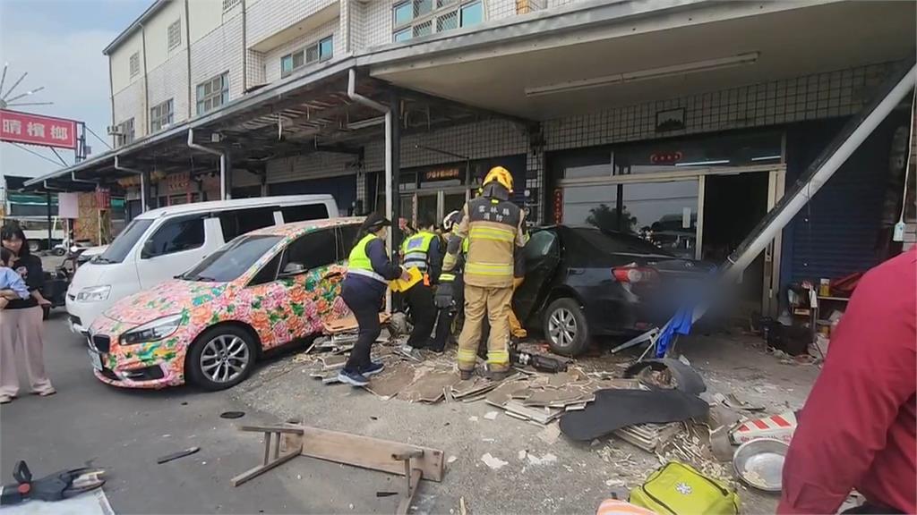 開車勿分心！彰化聯結車遇同業「剪車」　雲林轎車「撞進禮儀社」