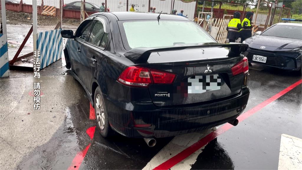 形跡可疑！新莊轎車拒檢逃逸自撞　乘客、駕駛棄車分頭落跑