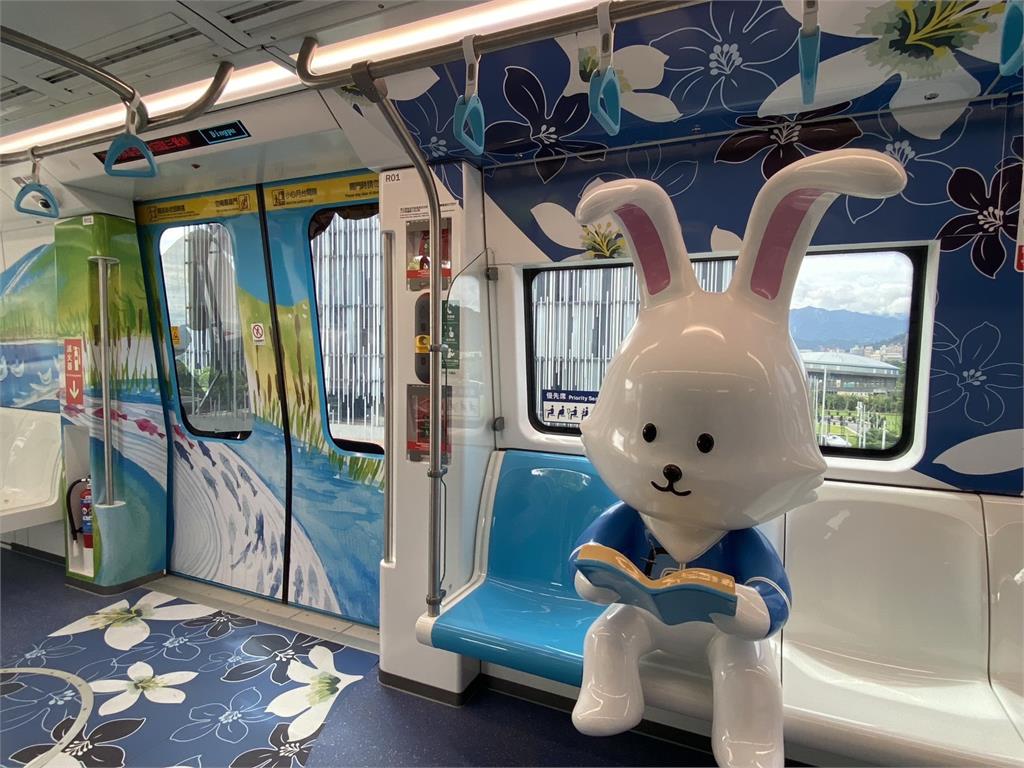 捷運三鶯線主題彩繪列車亮相　展現客家文化與新北美術館移動美學