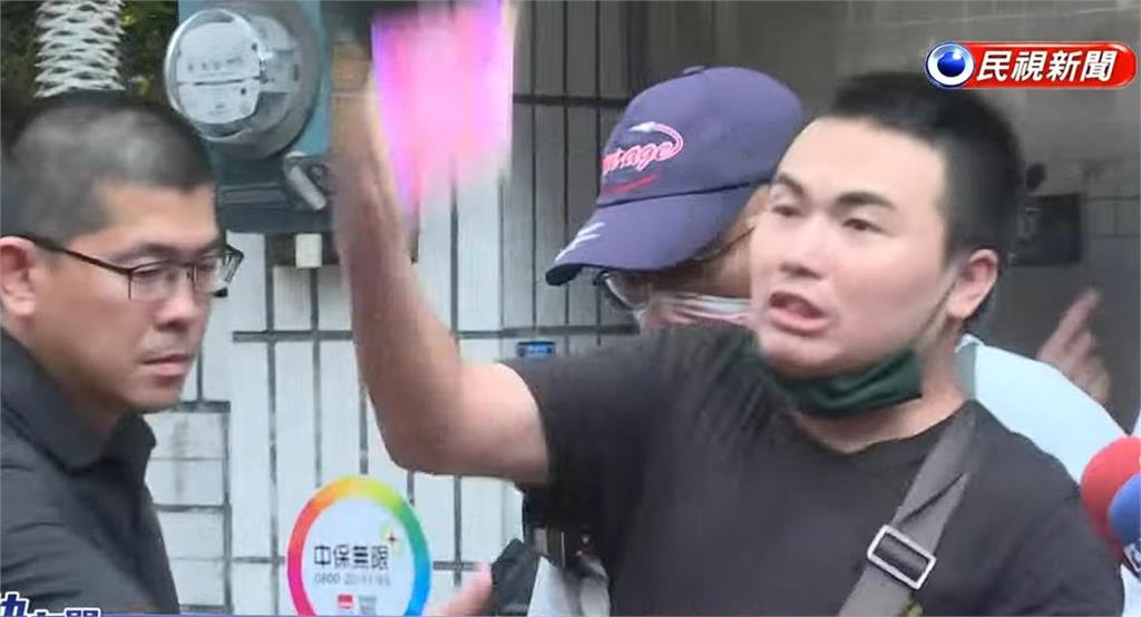 柯文哲回新竹老家過火爐!網紅吃屎哥再度現身「丟這1物」北院外才鬧過被抓