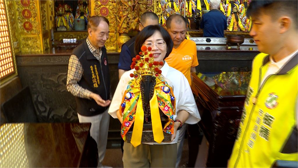 李四川頻頻同框侯友宜救選情? 蘇巧慧扶轎五府千歲信眾喊凍蒜
