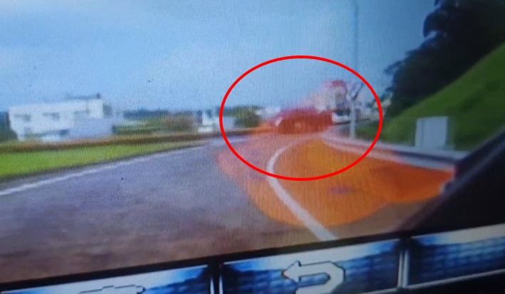液化石油氣槽車下匝道翻覆！　波及對向休旅車驚悚瞬間曝光