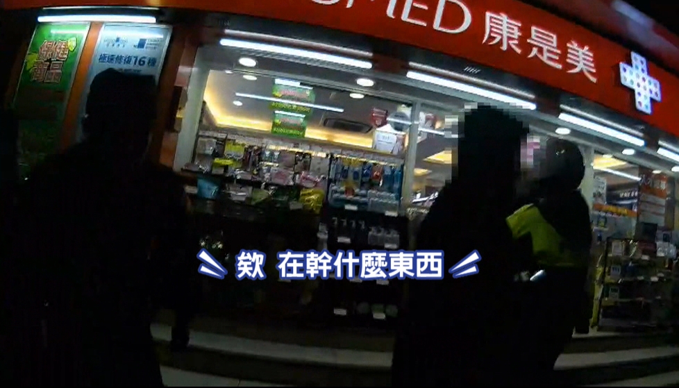 人行道違規擺攤賣沙琪馬被取締　老闆怒推警嗆聲：確定要開？