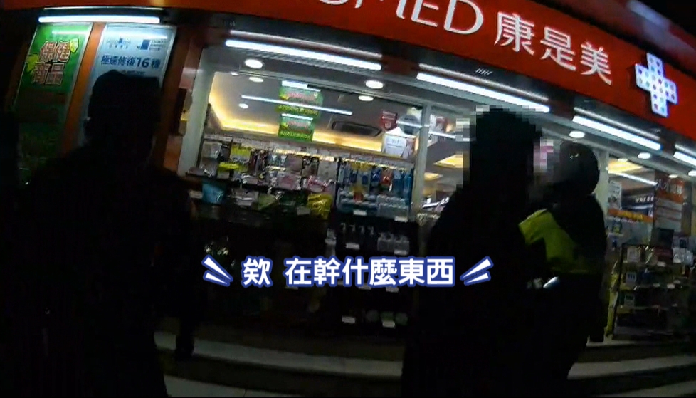 人行道違規擺攤賣沙琪馬被取締 老闆怒推警嗆聲:確定要開?