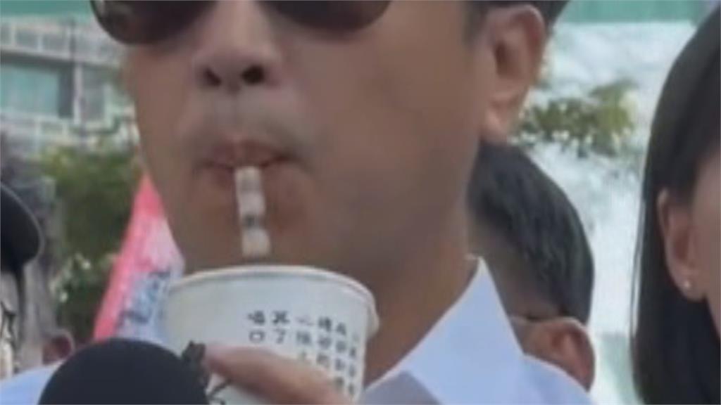 合體賴瑞隆"速喝珍奶"超逗趣　沈伯洋：高雄珍珠滑比較快