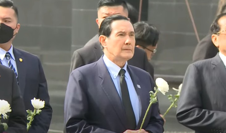 畫面曝光!馬英九參訪南京大屠殺紀念館 著深色西裝默哀獻花