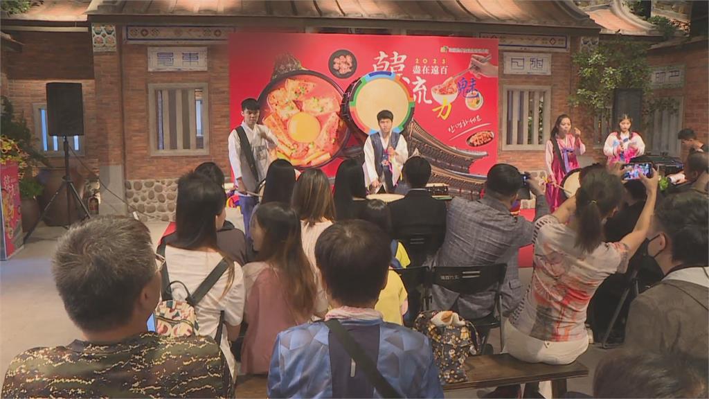 百貨韓國展體驗飲食文化　業者捐背包文具組助弱勢
