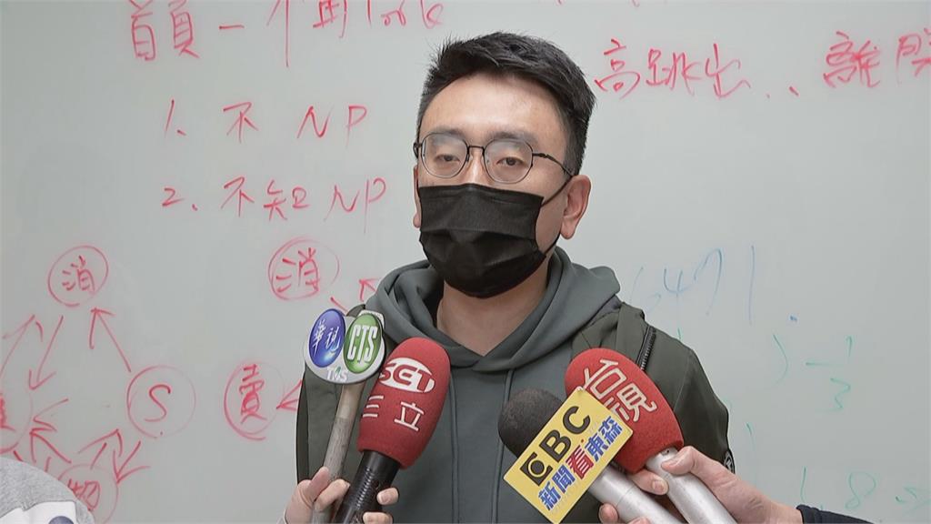 洗完澡浴室門打不開! 女急中生智「喊手機幫報警」脫困