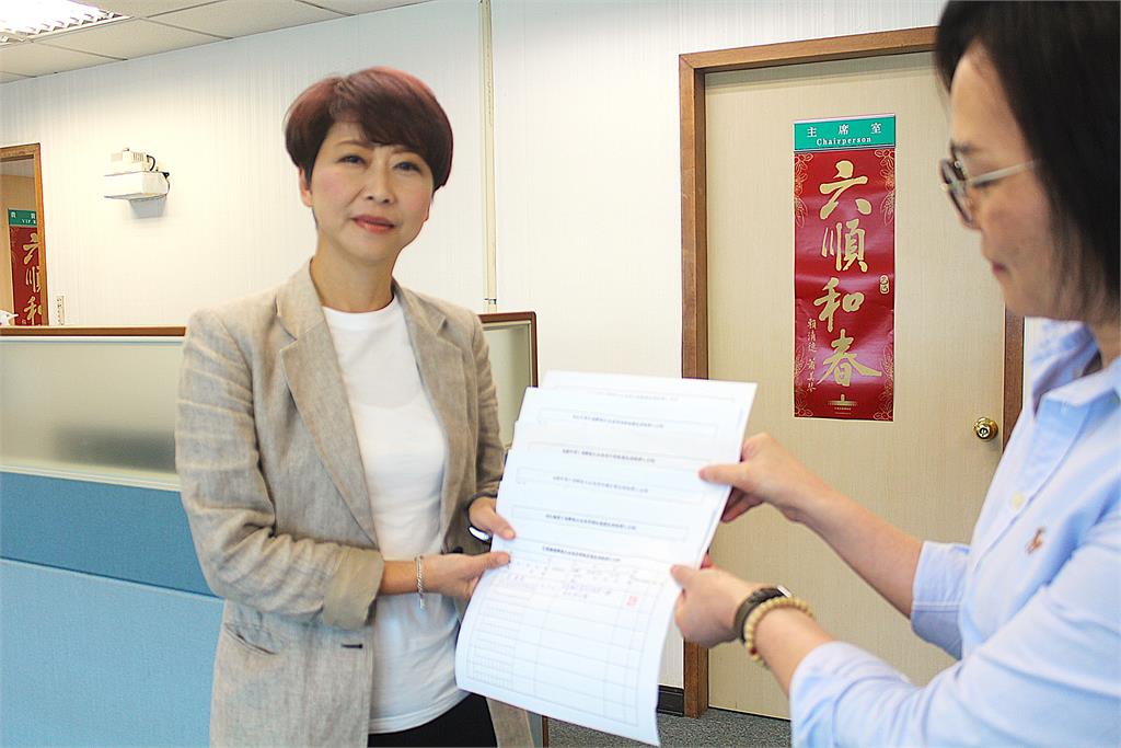 快新聞/罷免最後衝刺 陳亭妃每週親送連署書挺民主:民意不容忽視