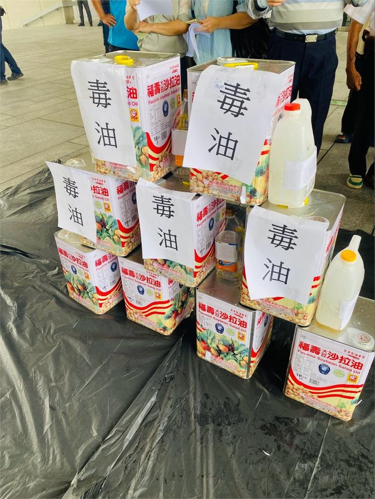 中聯油脂毒油事件延燒　陳怡潔赴台中市政府抗議　批盧秀燕「食安治理失靈」