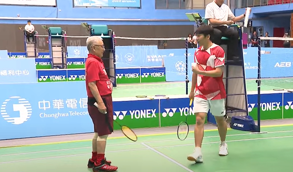 世壯運/合體奧運金牌李洋!104歲「羽球老頑童」奪勝 打到3顆球博掌聲