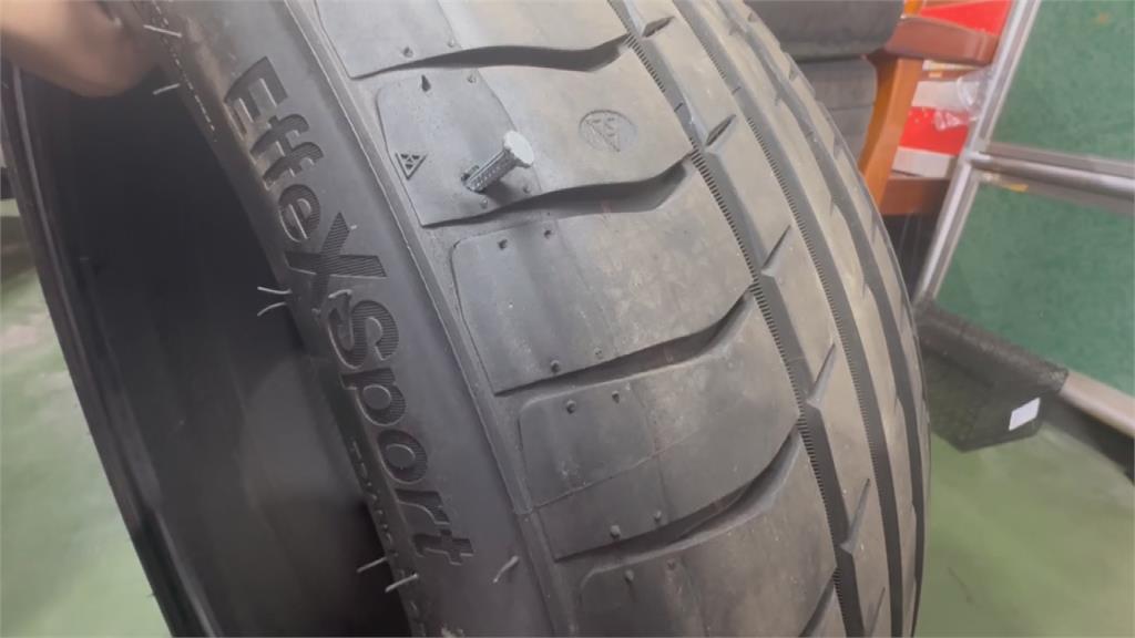 賠慘了！貨物未捆牢貨車國道撒釘滿地　至少6車輪胎遭釘子刺破