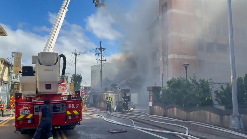 新北樹林工廠大火濃煙竄天　旁邊國小緊急疏散師生提早放學