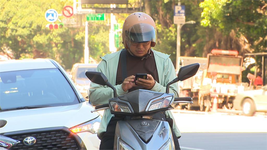 騎士注意! 路邊停車看手機 「少這一步驟」 噴千元罰單
