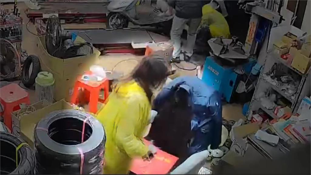 調虎離山！情侶佯裝修車、買車　趁老闆不注意偷錢包