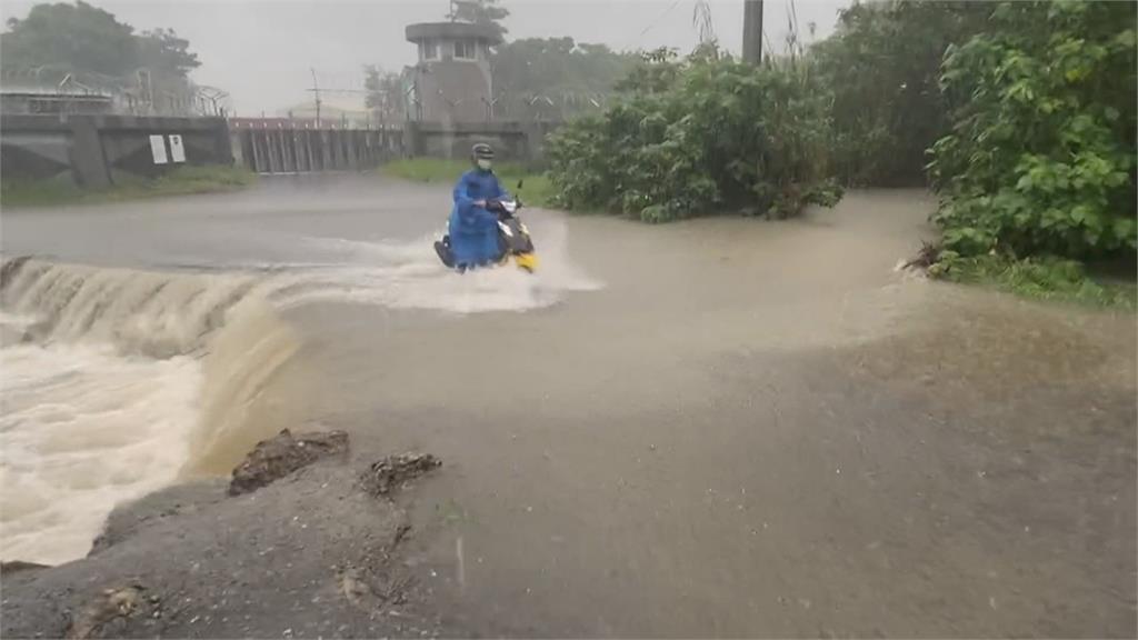 強降雨！台南安南區民眾划槳載兒女　水漫仁德機場路、騎車宛如水上摩托車