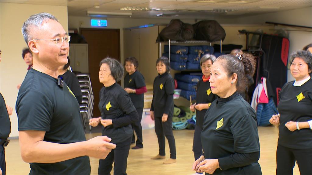 白袍下藏功夫魂！　骨科醫師變＂葉問＂ 長照班教詠春拳