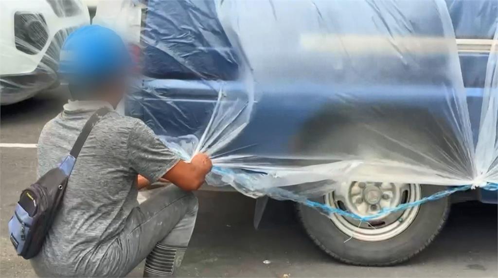 車輛集體打包奇景！灌漿作業恐噴濺　工地派員防護轎車
