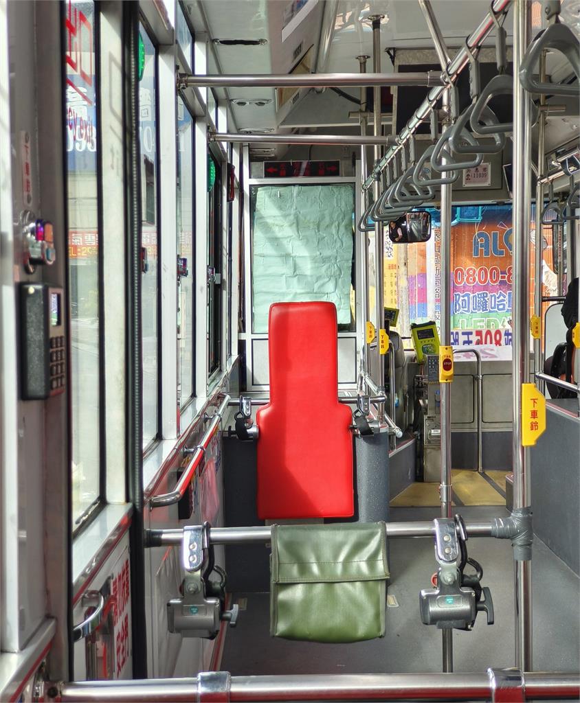 男子驚見公車上神秘「紅色燙衣板」!網友疑惑真正用途笑猜「擋煞用」