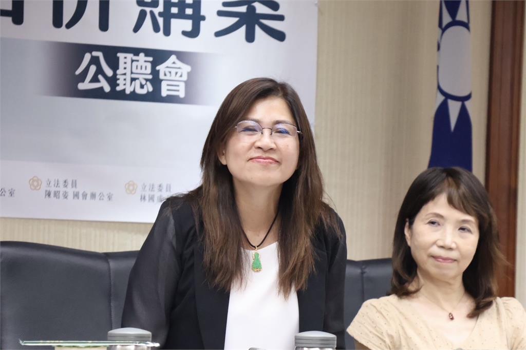 快新聞/「珍」心挺昌! 麥玉珍秀圖卡拉連署:唯一支持黃國昌選黨魁