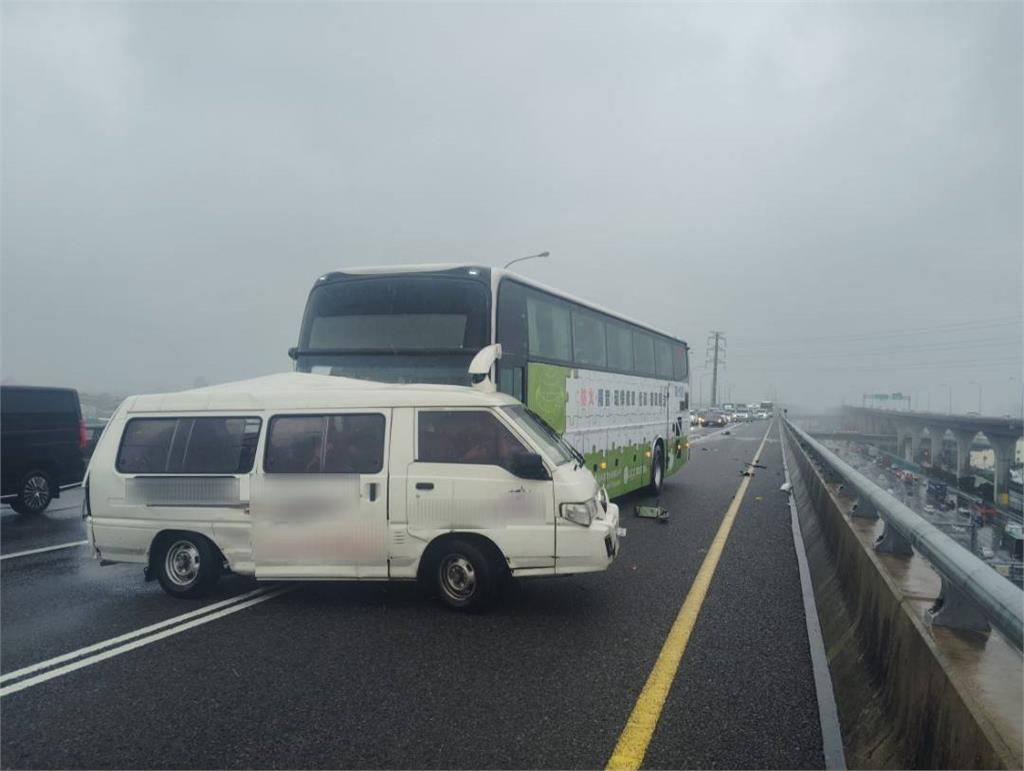 風大雨大!五楊高架車輛打水漂 撞前車又遭後方客運撞擊