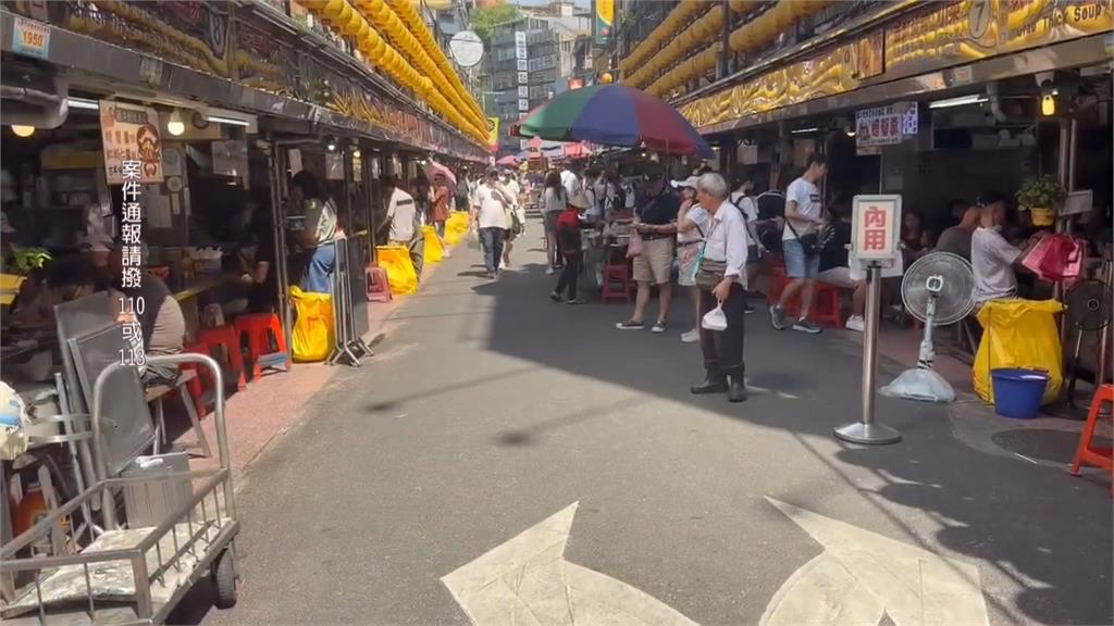 玩過頭!基隆廟口醉男嬉鬧「狂噴辣椒水」 民眾狂咳急閃避