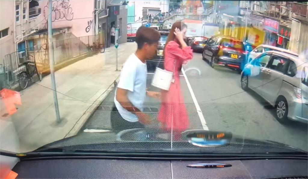 香港知名女星被爆「人肉霸佔車位」！畫面瘋傳被罵翻她喊冤