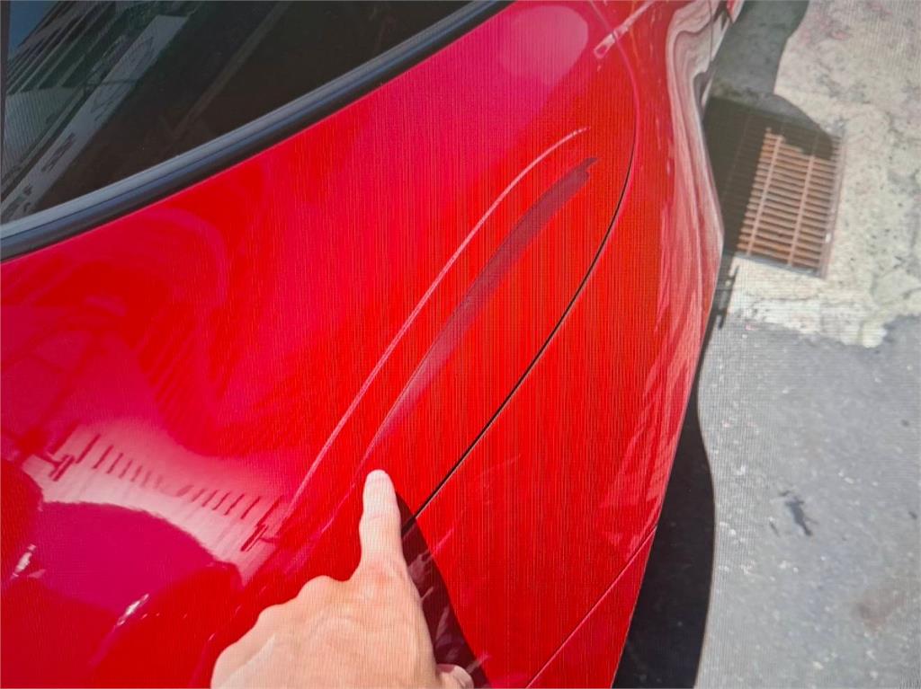 外送員騎車撞保時捷！　網哀號：這單超級貴