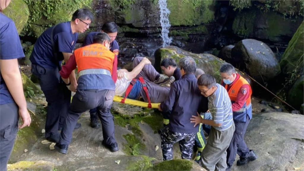爬指南山不慎滑倒一度受困　警消組隊上山順利救援送醫
