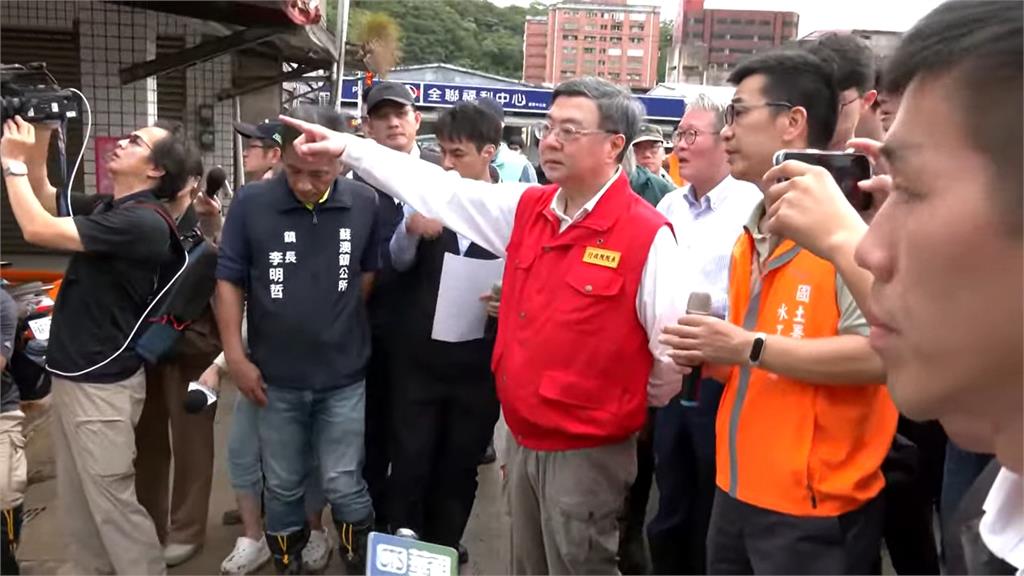 國軍裝甲車救災壓毀民車 顧立雄：不會讓官兵賠償