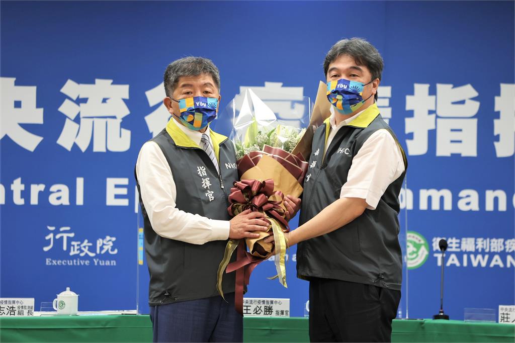 快新聞/被爆餐敘「與美女比肩而出照」 陳時中辦公室回擊了!