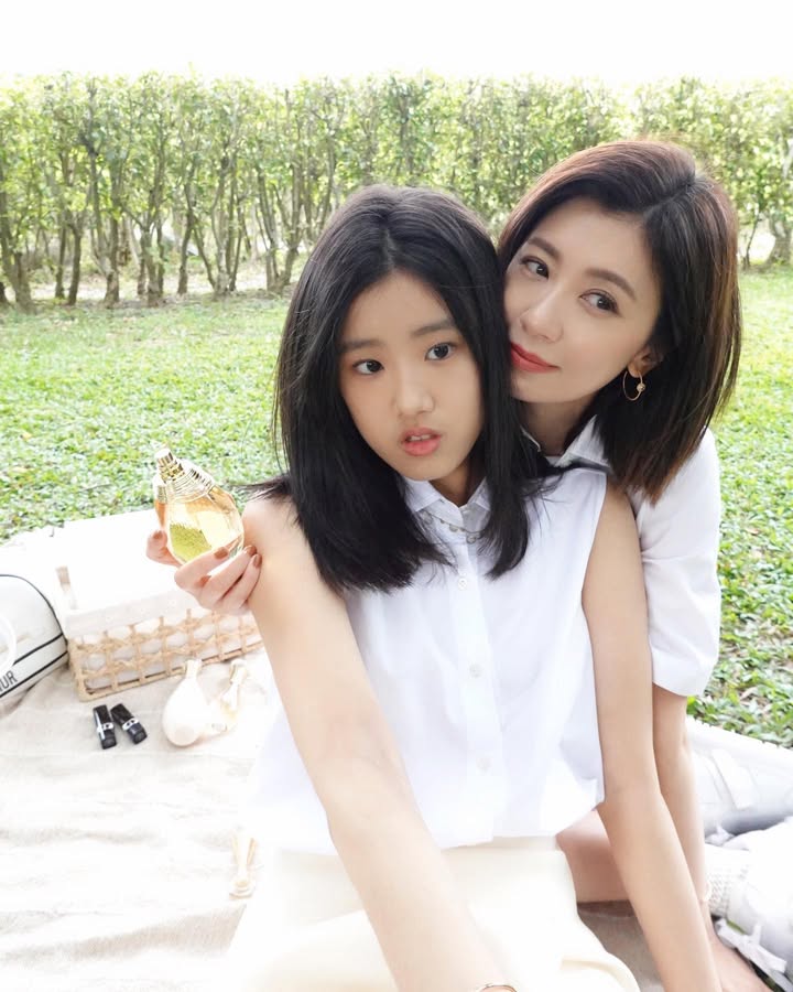 賈靜雯愛女Angel曬海邊泳裝辣照！網友狂讚「神複製媽媽顏值」