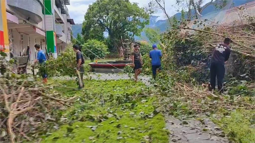 高雄茂林等三原鄉部落遭重創　多處校園堆積樹木殘枝與土石宛如小山丘