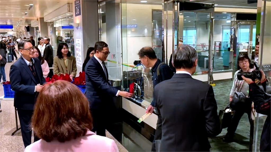 第二批滯留中東252國人回台　外交部次長親接機、送紅包