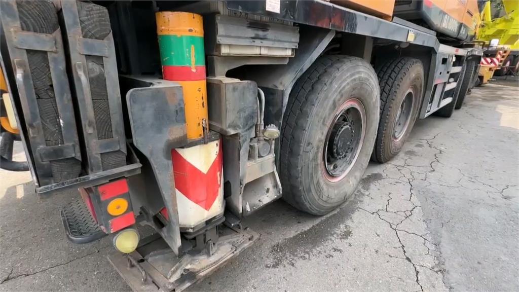 驚悚車禍！高雄１８歲騎士衝撞「違規左轉」吊車 //緊急送醫仍回天乏術