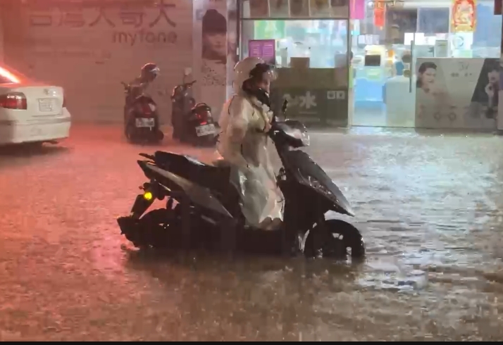 山陀兒颱風尾「大雨狂炸」！金山分局前「淹成一片汪洋」畫面曝