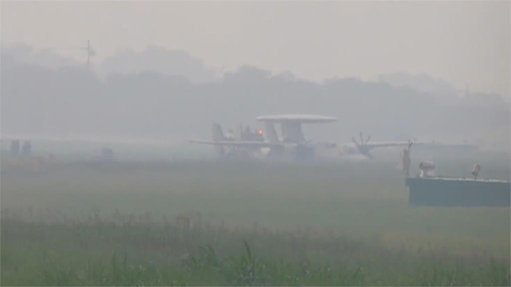 驚險!E2K預警機迫降屏北 機腹著地幸機上5人全員平安
