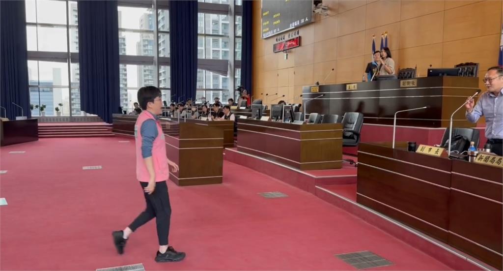 互槓中聯門神！　綠議員逼問毒油案怒嗆副市長鄭照新