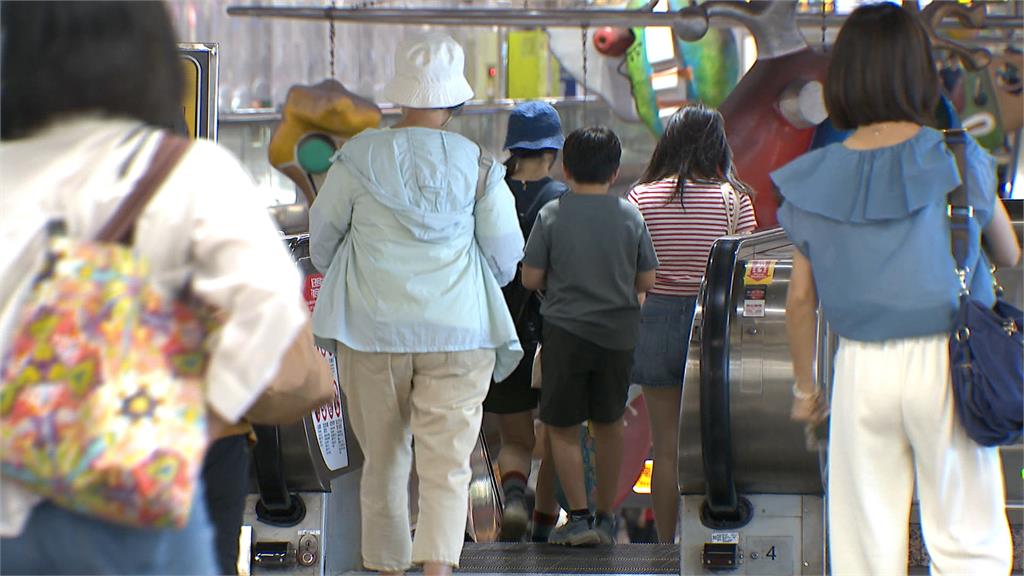 逮正著！攝狼偷拍裙底又沿路尾隨　外國遊客見義勇為幫壓制