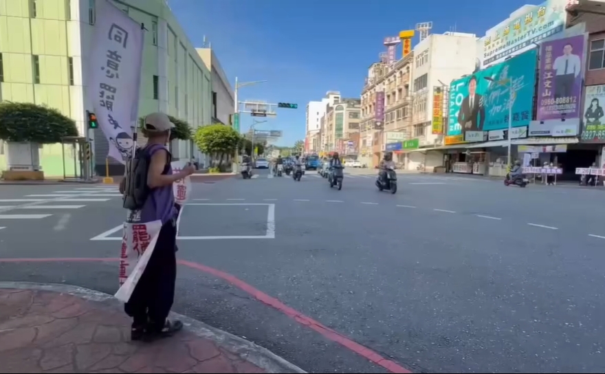 葉春蓮挺罷傅!連3天街頭鞠躬「從早站到晚」當地人看哭:怎能不感動?