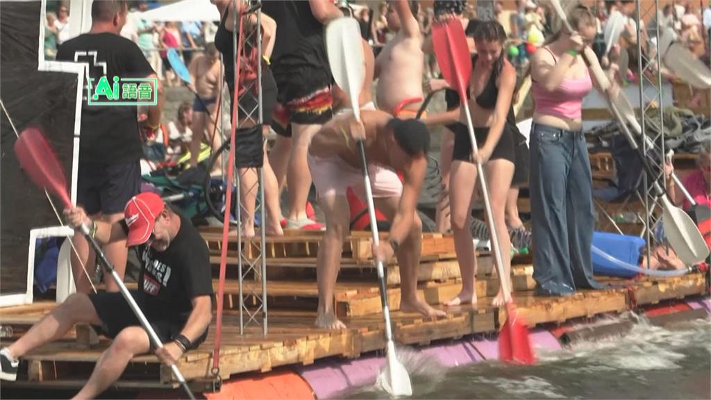比利時「浴缸划船」大賽 創意船隻布滿謬司河
