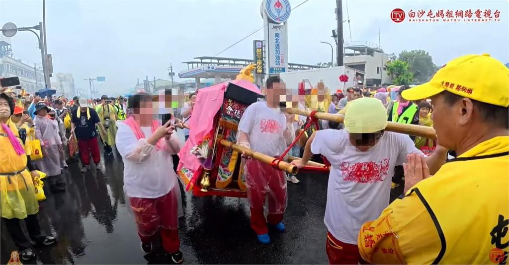 白沙屯進香回程驚見「複製版」粉紅超跑?「2轎相會」網見1畫面喊:媽祖認識