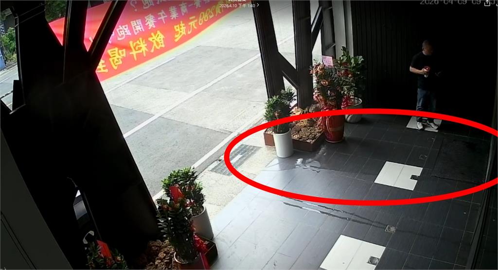 水管脫落!火鍋店慘淹成水樂園 業者自嘲:遇水則發