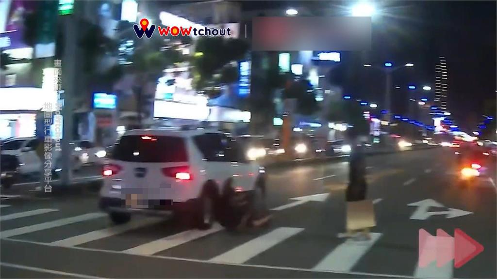 又見行人地獄!遭右轉車遭撞倒 行人跌坐在地幸僅擦挫傷