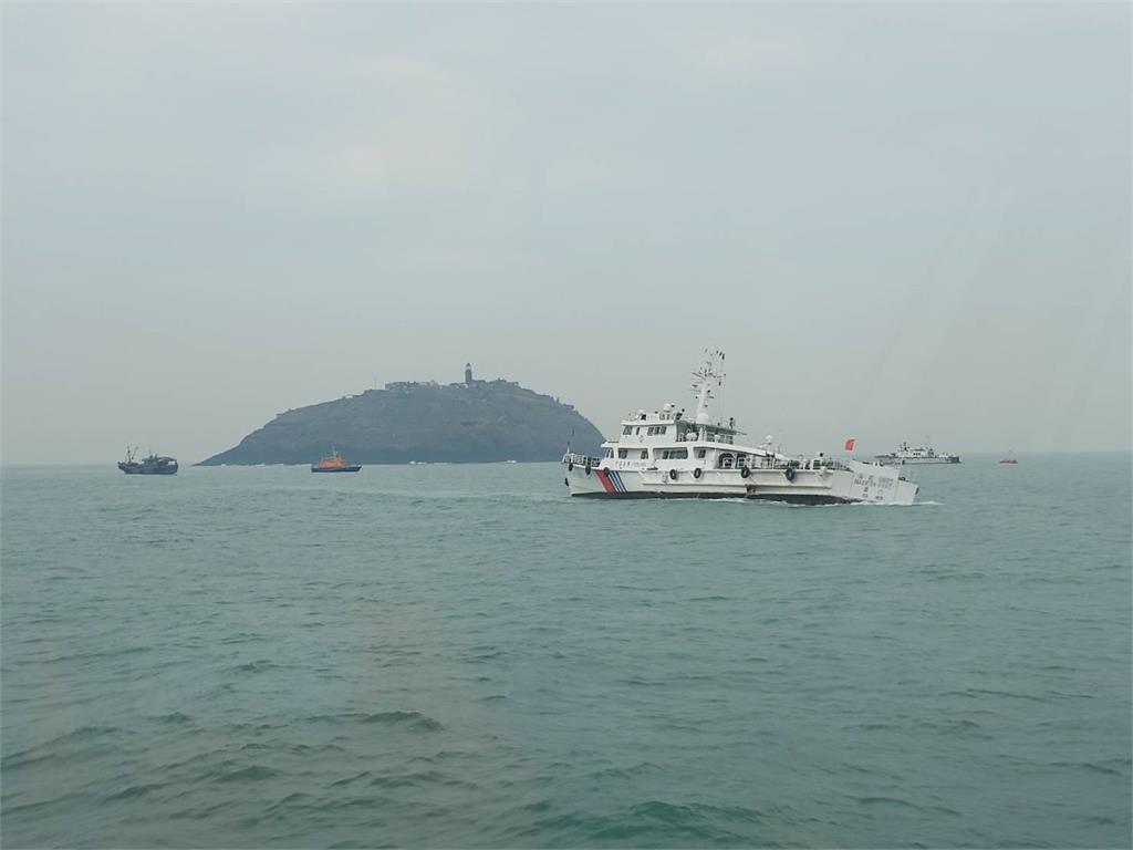 快新聞／中國籍漁船自己翻覆「2人下落不明」　海巡署：準備潛水人員赴船艙搜救