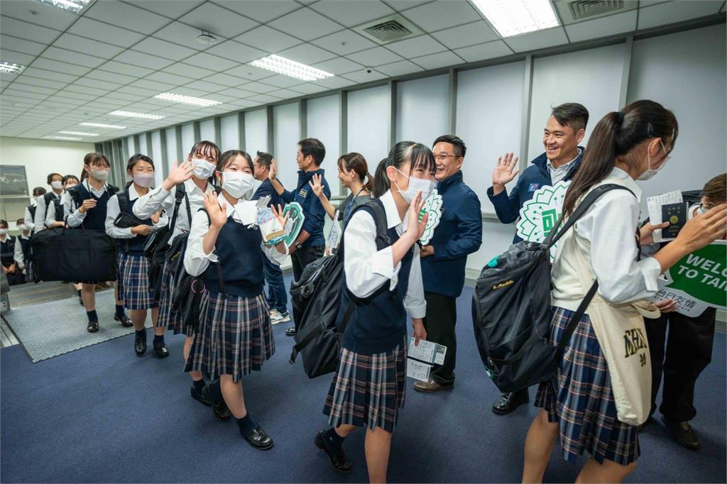 多圖/翡翠騎士下機首站直奔這!大嗑珍奶、台味宵夜「7天行程一次看」