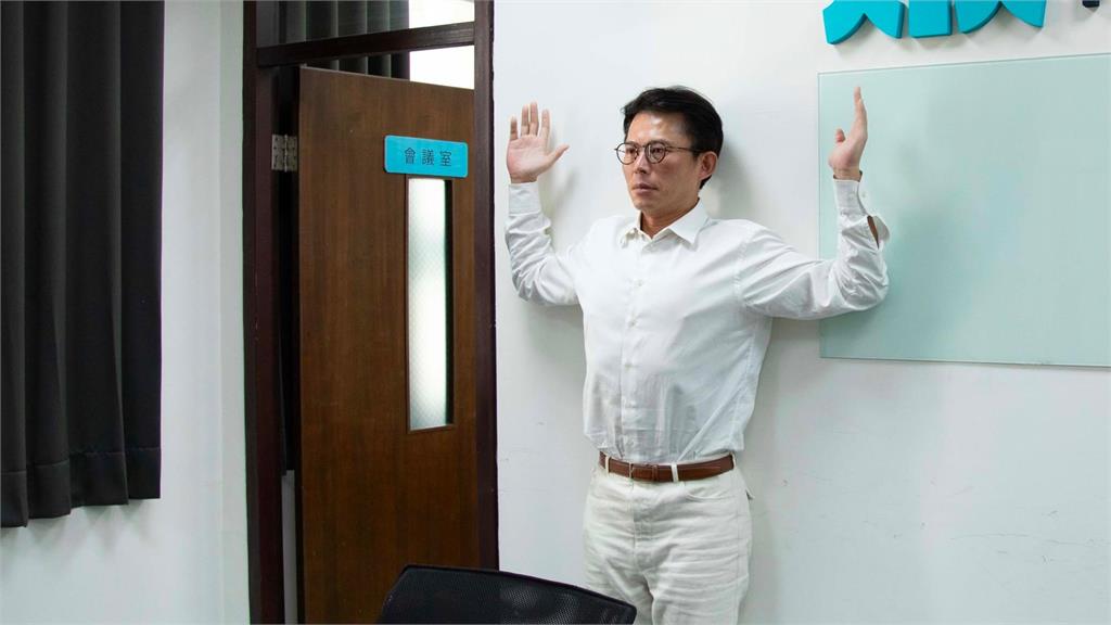 快新聞／黃國昌跪了！「orz五體投地照」遭瘋傳　他看了驚呼：屁股好翹