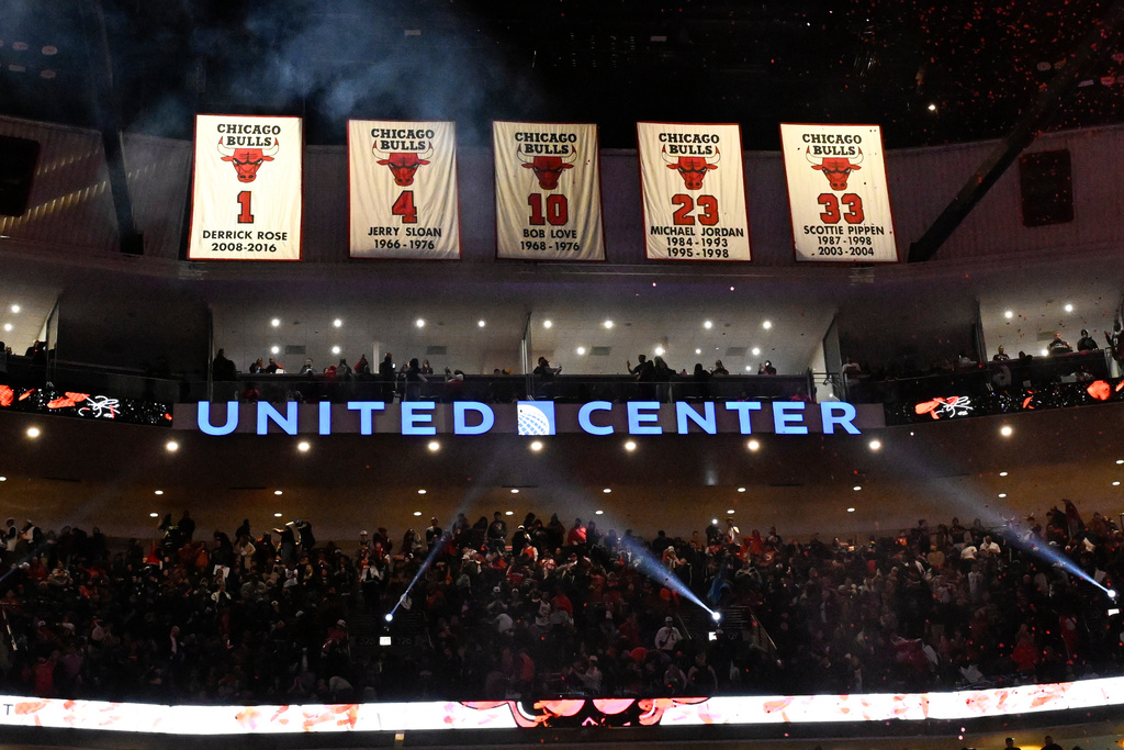 NBA(影)／公牛1號球衣在主場退休和「喬神」並列！「飆風玫瑰」情緒激動頻頻拭淚