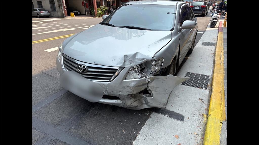 疑暈眩失控！７３歲老翁逆向連撞五車　一人被撞飛一度失去意識