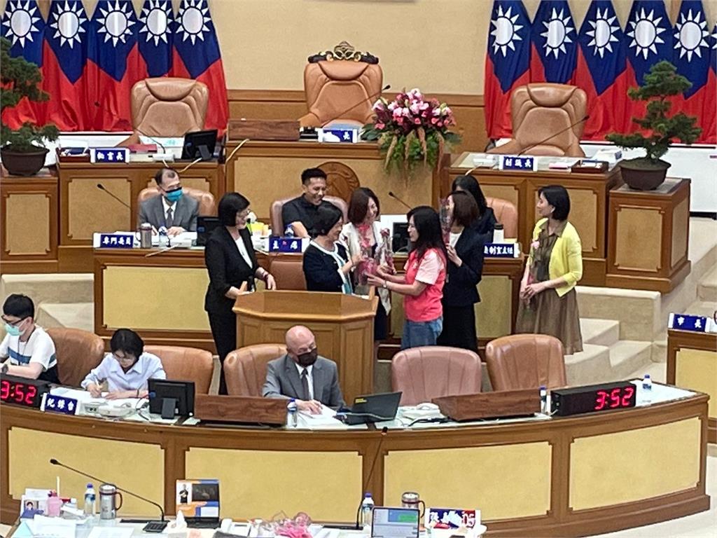 讓媽媽沒煩惱!張嘉玲議會質詢藉送花呼籲市府照顧市民